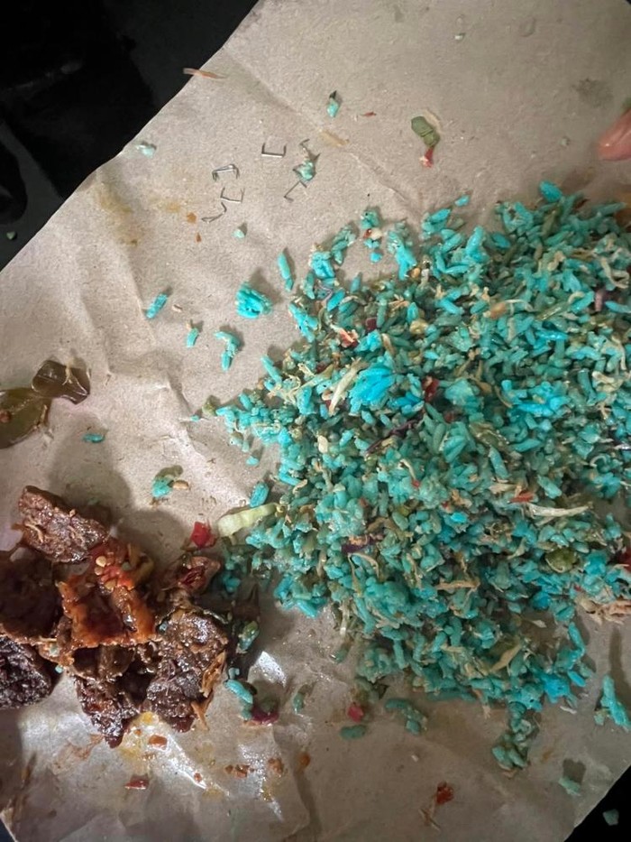 Lagi Asik Makan Nasi Campur, Wanita Ini Baru Sadar Nasinya Penuh Staples