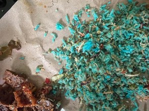 Lagi Asik Makan Nasi Campur, Wanita Ini Baru Sadar Nasinya Penuh Staples