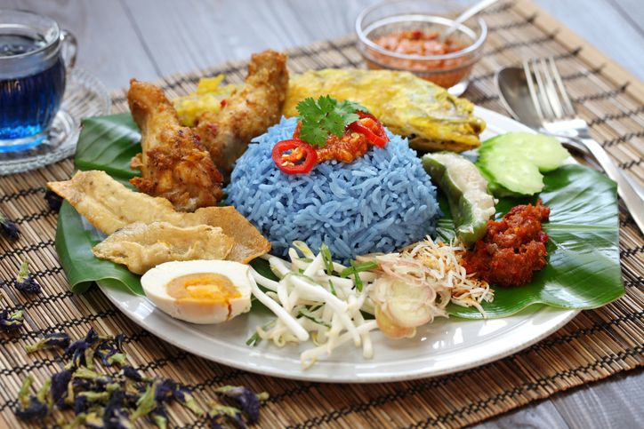 Lagi Asik Makan Nasi Campur, Wanita Ini Baru Sadar Nasinya Penuh Staples