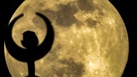 Lanjut, kali ini ada siluet bulan sabit dari kubah sebuah masjid dengan latar belakang bulan purnama di Suriah. Foto ini diambil pada 6 Januari 2023.