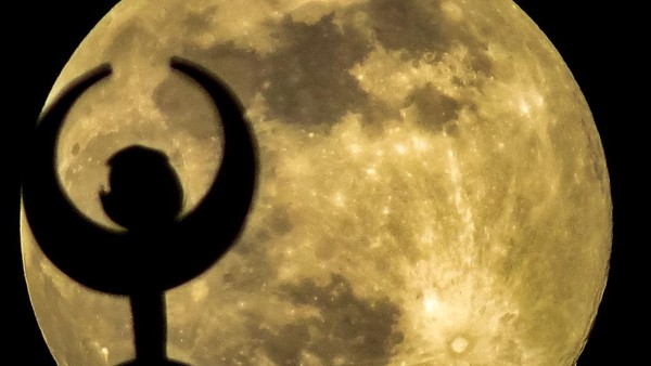 Lanjut, kali ini ada siluet bulan sabit dari kubah sebuah masjid dengan latar belakang bulan purnama di Suriah. Foto ini diambil pada 6 Januari 2023.