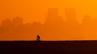 Siluet seorang pria sedang bersepada saat matahari terbenam terlihat sangat indah. Foto ini diambil di Madrid, Spanyol, pada 31 Januari 2023.