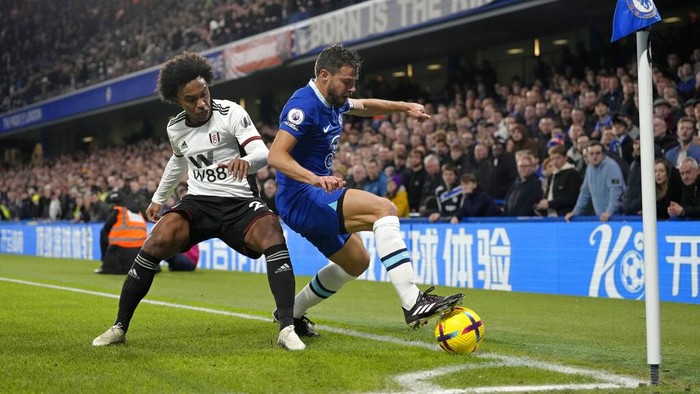 Fulhams Willian vies for the ball with Chelseas Cesar Azpilicueta, right, during the English Premier League soccer match between Chelsea and Fulham at Stamford Bridge stadium in London, Friday, Feb. 3, 2023. (AP Photo/Kirsty Wigglesworth)