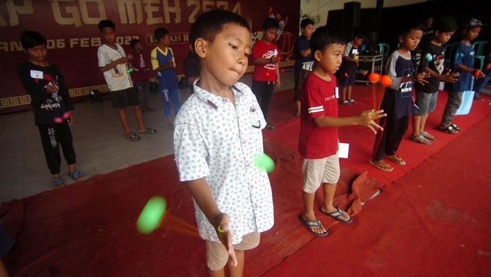 LOMBA LATO-LATO IMLEK Peserta mengikuti lomba permainan lato-lato di Taman Rakyat Slawi, Kabupaten Tegal, Jawa Tengah, Sabtu (4/2/2023). Lomba lato-lato dalam rangka memeriahkan Imlek itu diikuti 100 peserta tingkat SD dengan tujuan untuk melestarikan permainan tradisional dan diharapkan mengurangi kebiasaan anak dalam menggunakan telepon pintar. ANTARA FOTO/Oky Lukmansyah/rwa.