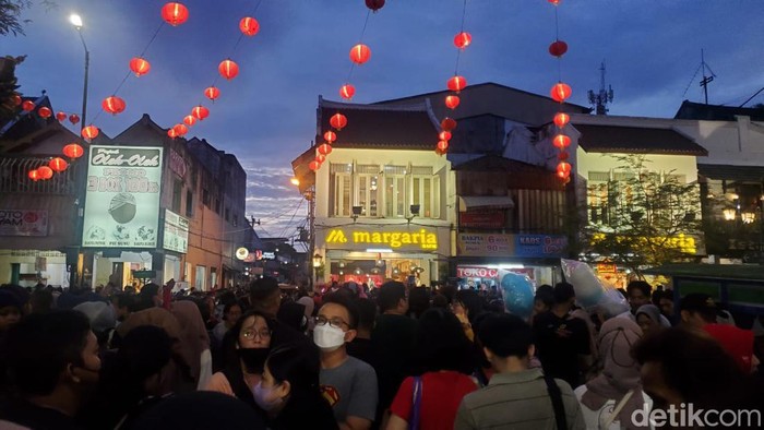 Tumplek blek pengunjung padati Malioboro Imlek Carnaval, Sabtu (4/2/2023).