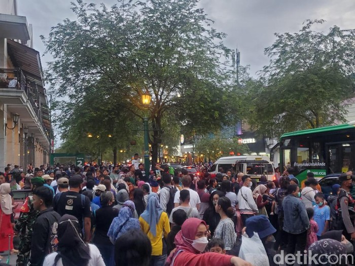 Pengunjung Malioboro Imlek Carnaval, Sabtu (4/2/2023).
