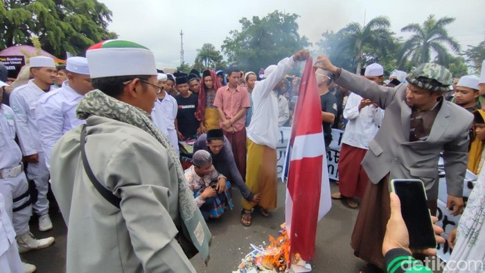 Massa aksi di Ciamis membakar bendera Denmark sebagai bentuk kecaman atas aksi Rasmus Paludan.