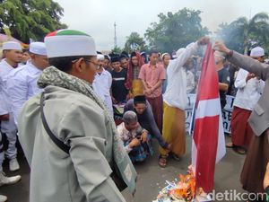 Kecam Aksi Rasmus Paludan, Umat Islam di Ciamis Bakar Bendera Denmark
