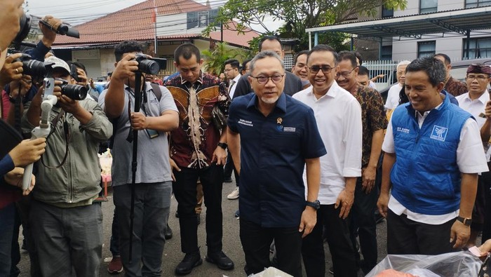 Menteri Perdagangan Zulkifli Hasan di Pasar Kreneng, Denpasar, Sabtu (4/2/2023).