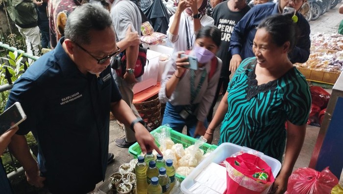 Menteri Perdagangan, Zulkifli Hasan saat meninjau ketersediaan bahan pokok di Pasar Kreneng, Denpasar, Sabtu (4/2/2023) pagi.
