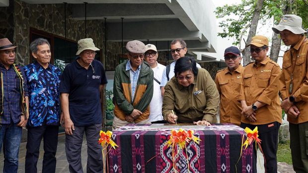 Menteri Lingkungan Hidup dan Kehutanan Siti Nurbaya meresmikan pemanfaatan sarana prasaran wisata alam di Loh Buaya Pulau Rinca, Taman Nasional Komodo, Kamis (2/2/2023)