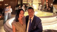 Soft opening Bar Termewah di Indonesia persembahan HWG. Mari bersantai dan makan enak di Phoenix bar golf island PIK, tulis Hotman di keterangan foto. Ia berfoto dengan salah satu rekan bisnisnya.