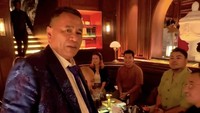 Dalam acara pembukaan bar mewah itu, Hotman kedatangan banyak rekan bisnis dan kerja. Salah satunya Ivan Gunawan.