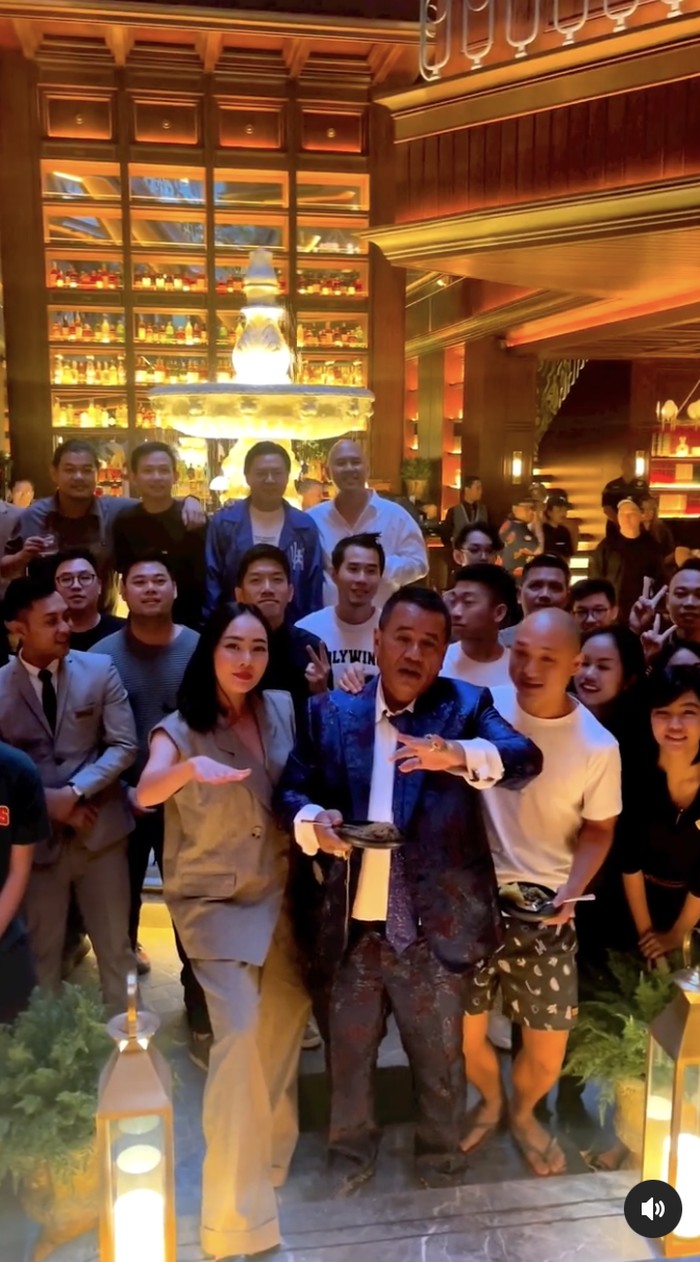 Mewah! Hotman Paris Perkenalkan Cocktail Bar Baru di PIK Mewah! Hotman Paris Perkenalkan Cocktail Bar Baru di PIK
