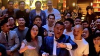 Pengacara kondang Hotman Paris Hutapea terjun ke bisnis kuliner dengan membuka klub bersama Holywings Group (HWG). Yang terbaru, ia memperkenalkan Phoenix Gastrobar (2/2).