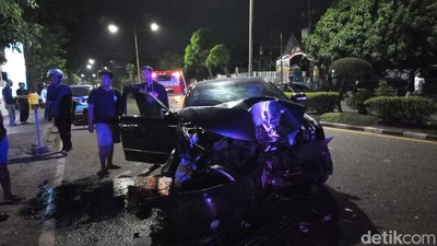 Penampakan Mobil DPRD Jambi yang Bawa Wanita Bugil Usai Kecelakaan