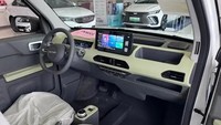 Panda Mini dibekali dua layar di ruang kabin, yakni panel instrumen dengan ukuran 9,2 inch dan layar multimedia dengan ukuran 8 inch.Kendaraan itu juga dilengkapi airbags, dua soket pengisian daya, dan tuas transmisi canggih yang bisa diputar untuk memilih opsi R, N dan D. Foto: carnewschina