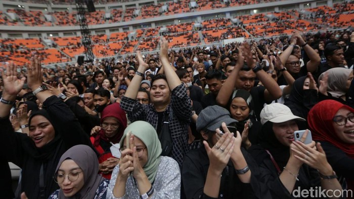 Mulan Jameela Aksi Mulan Jameela jadi pembuka di konser Dewa 19.