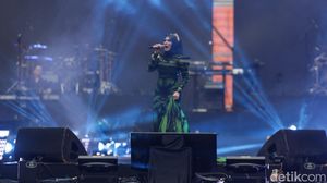 Aksi Mulan Jameela Buka Konser Dewa 19 di JIS