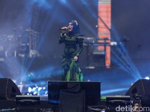 Sweet Banget! Mulan Jameela Bangga dan Cium Ahmad Dhani di Panggung
