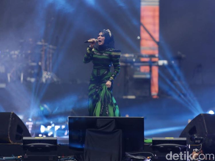 Aksi Mulan Jameela Buka Konser Dewa 19 di JIS