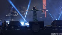 Mulan Jameela menjadi pembuka konser Dewa 19. Foto: Agung Pambudhy