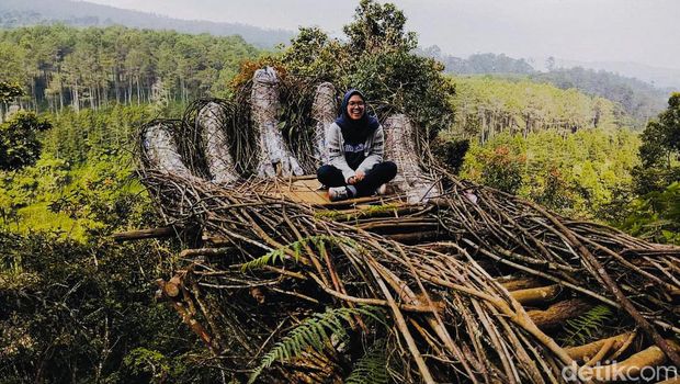 Objek wisata Curug Layung di Kabupaten Bandung Barat.