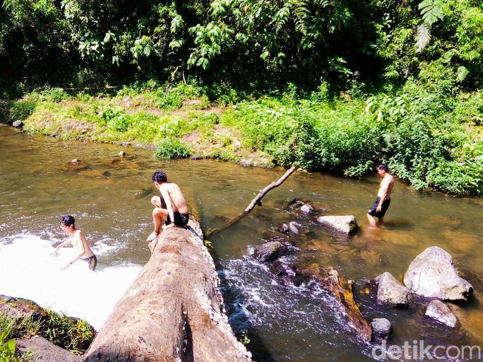 Objek wisata Curug Layung di Kabupaten Bandung Barat.