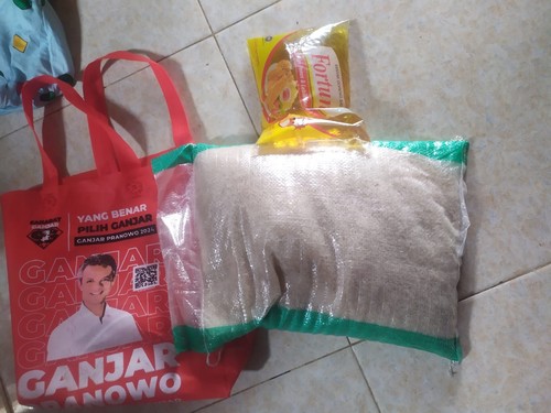 Paket sembako yang dibagikan oleh relawan Sahabat Ganjar NTB di Lombok Timur. (Foto: Istimewa)