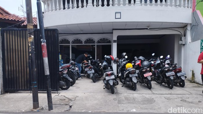 Parkiran di kedai bakmi di Senen, Jakpus, yang viral karena tutupi rumah warga (Brigitta Belia/detikcom)