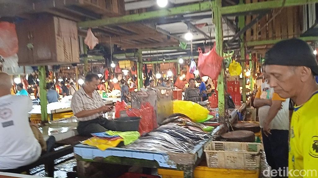Melihat Aneka Ikan di Pasar Flamboyan Pontianak