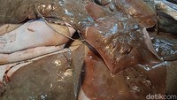 Ada Ikan Pari Utuh hingga 30 Jenis Ikan Asin di Pasar Flamboyan Pontianak