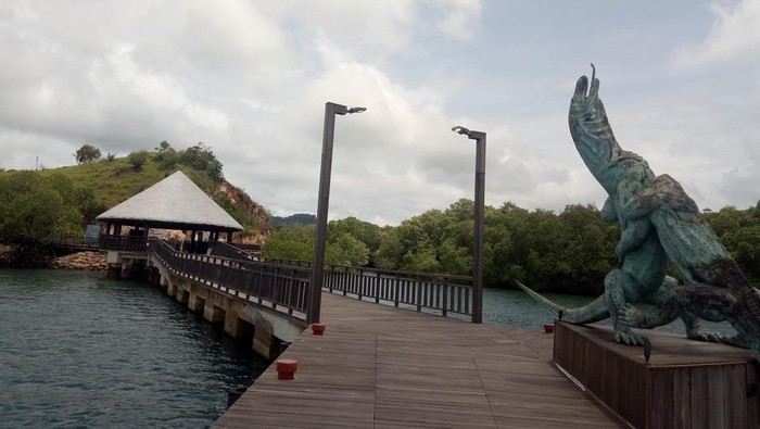Patung Komodo di dermaga Loh Buaya Pulau Rinca, Taman Nasional Komodo, Manggarai Barat, Nusa Tenggara Timur.