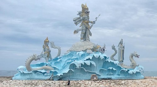 Patung Triratna Amerta Bhuwana yang terdiri dari Nyi Roro Kidul, Dewa Baruna dan Dewi Quan In di Pantai Jerman, Badung, Bali.