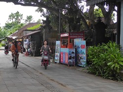 Trotoar Pantai Segara, Sanur, Denpasar, Bali, kini makin apik dan nyaman digunakan untuk berjalan kaki maupun bersepeda, Sabtu (4/2/2023).