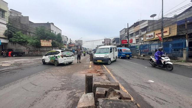 Pembatas Jalan yang Dijebol Untuk Urai Macet di Ciputat