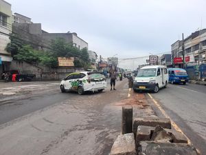 Jalan Amblas di Ciputat Bikin Macet, Pembatas sampai Dijebol