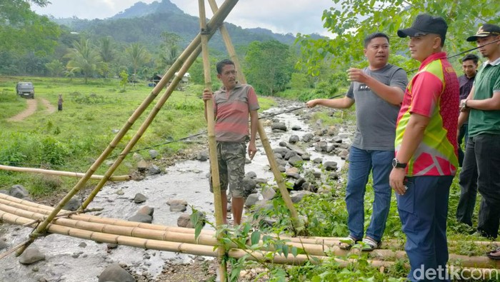 Pemkab Sinjai Bersama Dandim Sinjai meninjau jembatan bambu reyot yang jadi akses siswa ke sekolah.