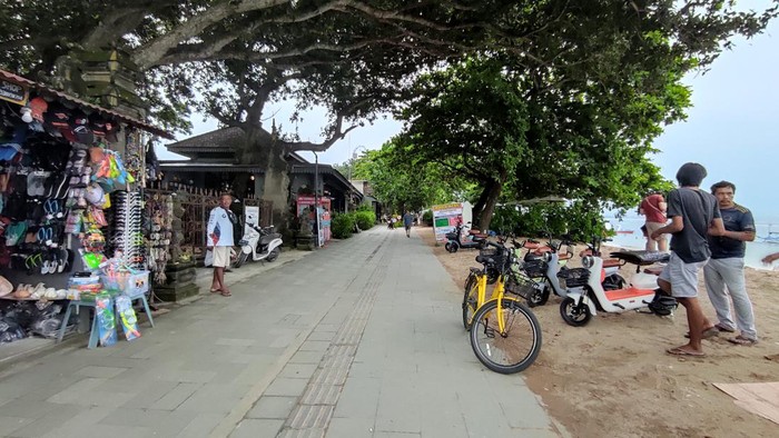Pengunjung pantai masih dapat menyewa sepeda yang untuk berkeliling di kawasan tersebut. Selain itu, kini masyarakat setempat juga sudah banyak yang menyewakan sepeda listrik. Sepeda gayung bisa disewa dengan harga Rp 15 ribu per jam. Sedangkan sepeda listrik dapat disewa Rp 30 ribu per jam.