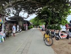 Pengunjung pantai dapat menyewa sepeda untuk berkeliling di kawasan tersebut. Sepeda kayuh bisa disewa dengan harga Rp 15 ribu per jam, Sabtu (4/2/2023).