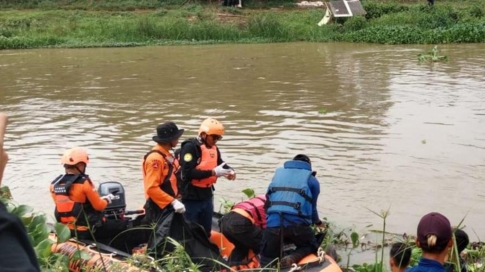 Petugas mengevakuasi jasad pelajar Subang tewas di Sungai Tarum