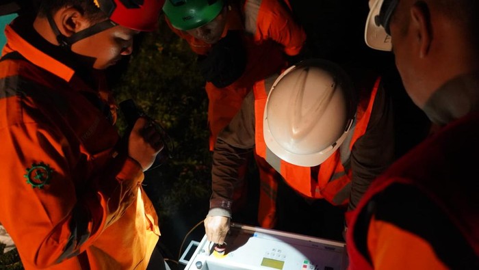 Petugas PLN di Bangkalan mengecek gangguan transmiter yang berujung pemadaman bergilir di Madura