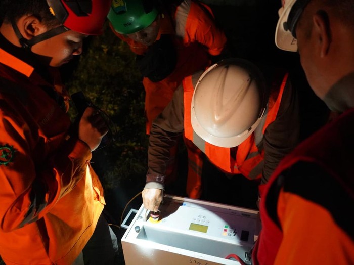 Petugas PLN di Bangkalan mengecek gangguan transmiter yang berujung pemadaman bergilir di Madura
