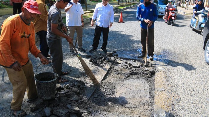 Pj Wali Kota Banda Aceh Bakri Siddiq meninjau proses penambalan jalan berlubang