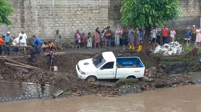 plengsengan pasuruan ambrol