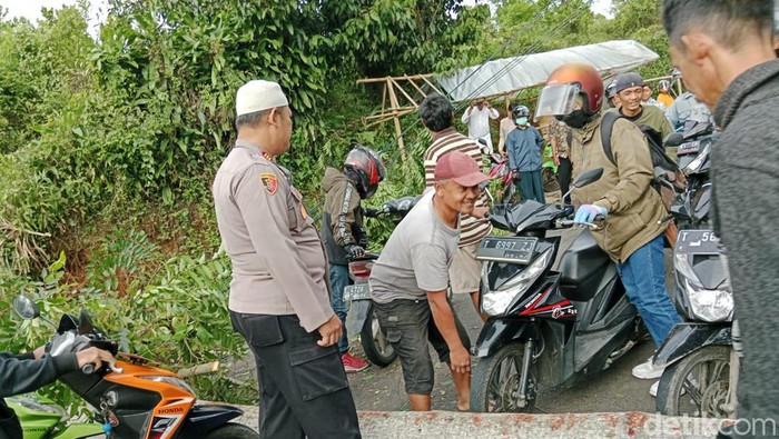 Pohon tumbang di Purwakarta Pohon tumbang di Purwakarta