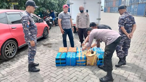 Polres Ende menggagalkan penyelundupan 240 botol miras jenis moke pada Sabtu (4/2/2023).