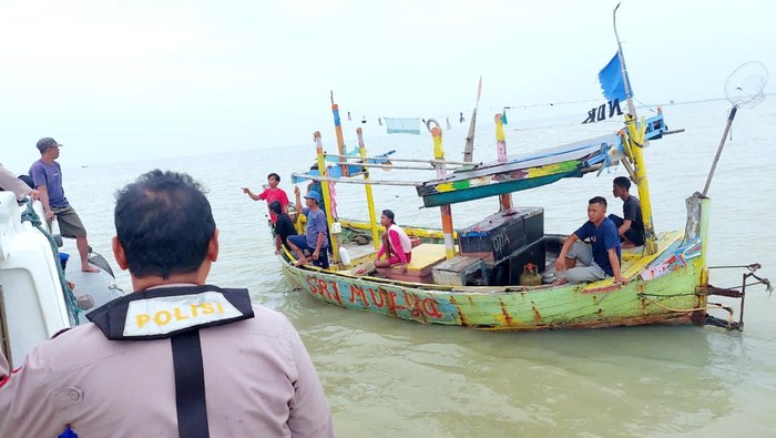 Polisi saat melakukan pencarian nelayan hilang di perairan Karawang