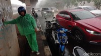 Kolong tol  Becakayu menjadi favorit pengendara motor untuk berteduh dikala hujan turun. 