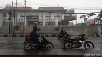 Hujan deras mengguyur wilayah Jakarta Timur, banyak pengendara motor yang memilih untuk berhenti dan berteduh di bawah jalan Tol Becakayu.